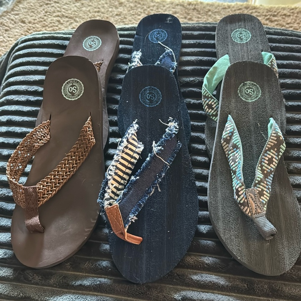 Lot Size L (9/10) SO Flip Flops from Kohl’s.